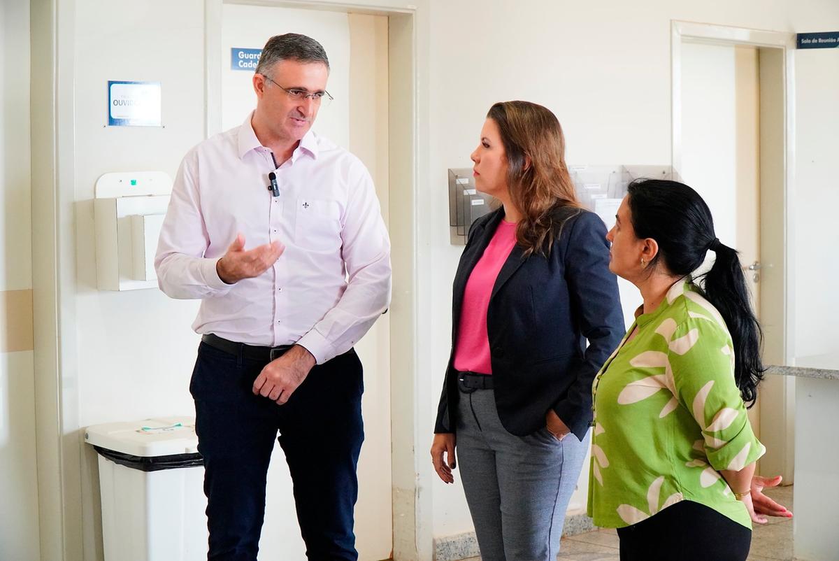 Diretor do Hospital Regional, Frederico Ramos, recebendo a prefeita Elisa Araújo e a secretária de Saúde, Valdilene Rocha (Foto/Divulgação PMU)