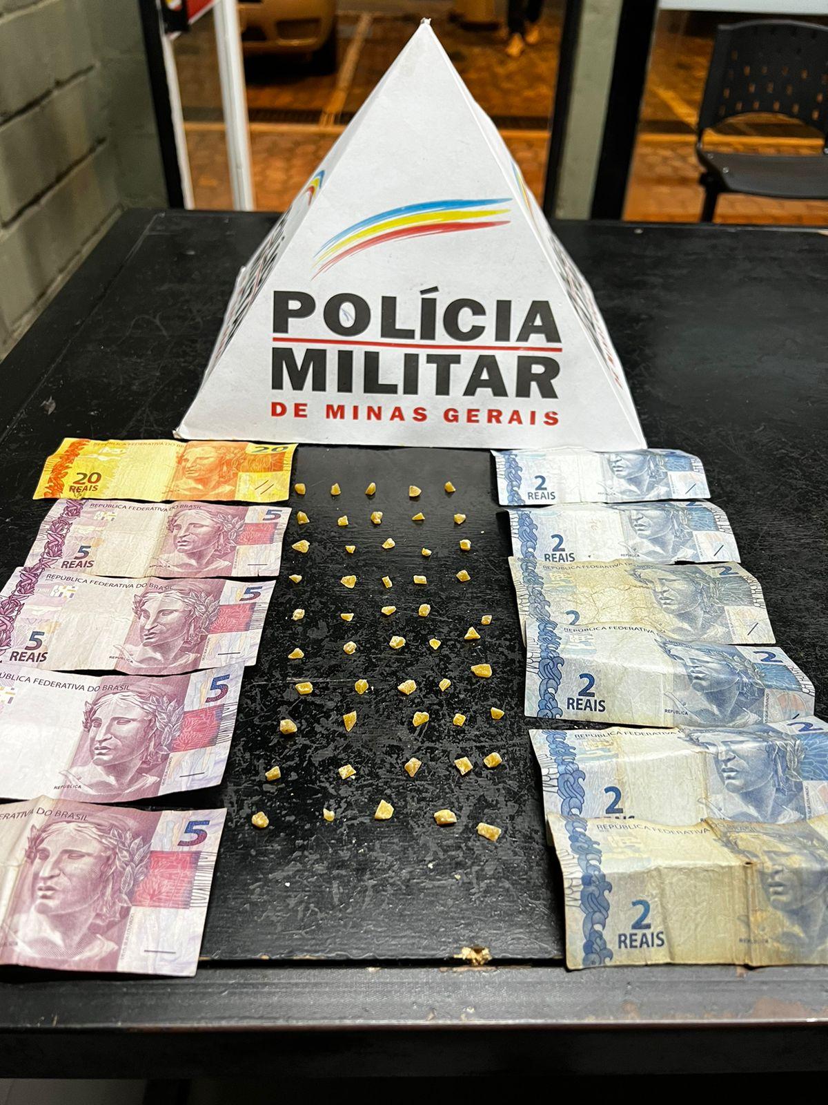 Pedras de crack e dinheiro apreendidos com desocupado no bairro Morumbi, onde ele estaria traficando   (Foto/Divulgação)