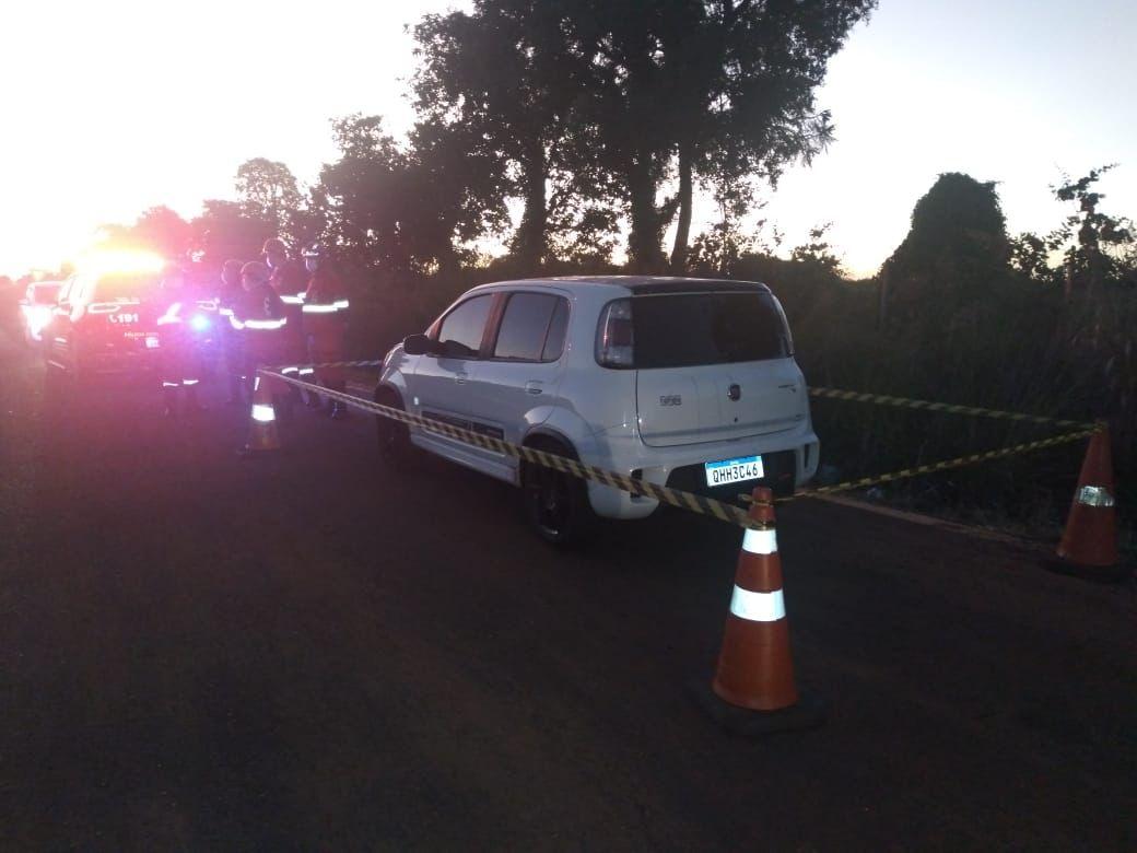 Veículo Fiat Uno Sporting, cor branca e placas QHH-3C46 é de Curitiba (PR), onde os corpos do casal foram encontrados. Os corpos foram jogados dentro do carro. Ela foi jogada primeiro e ele em cima dela e com as calças abaixadas até joelho (Foto/Divulgação)