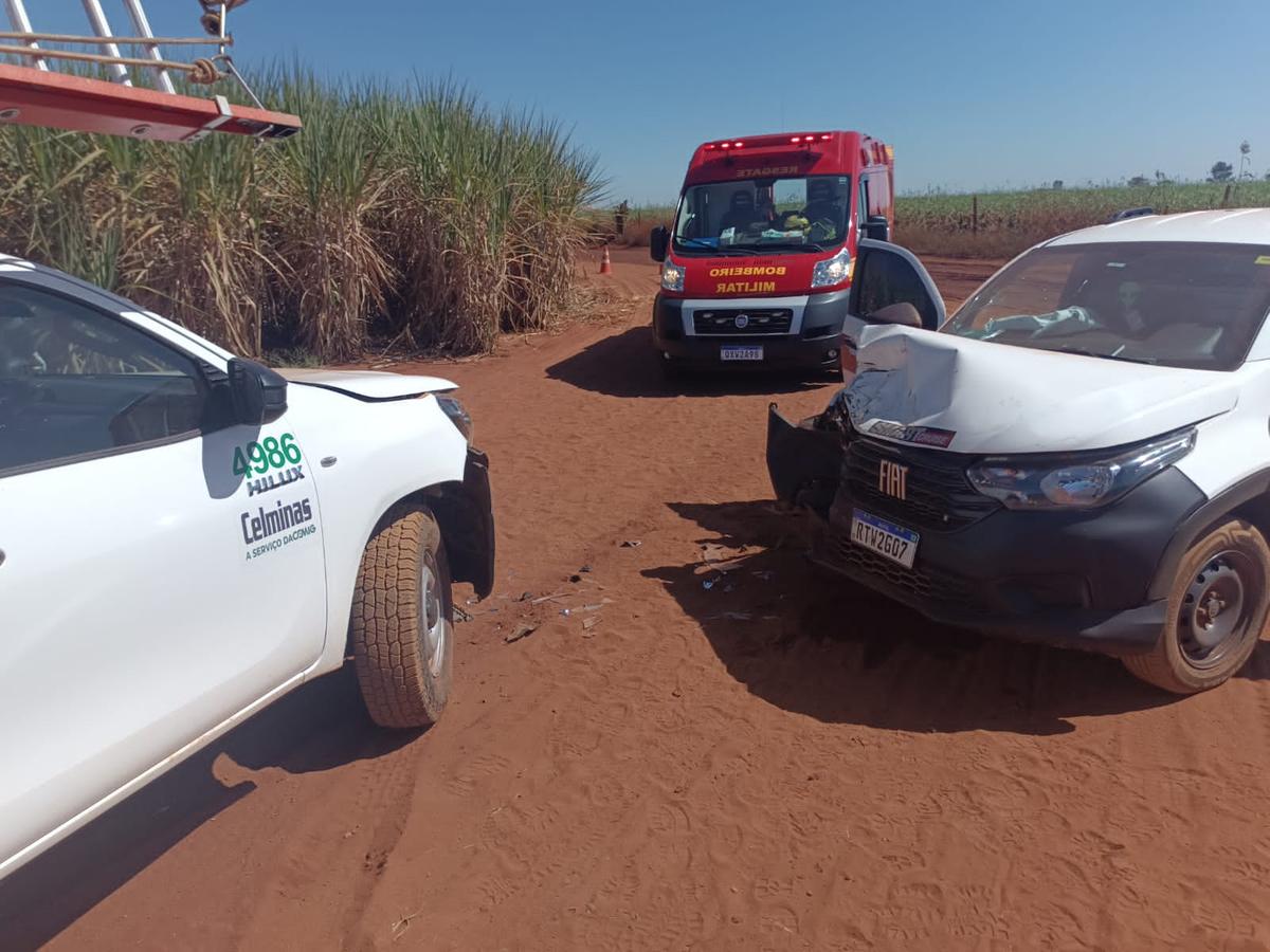 Bombeiros militares atenderam uma colisão frontal envolvendo dois veículos na estrada vicinal AMG-427, próximo região conhecida como Gleba de Terra Santa Monica (Foto/Divulgação)