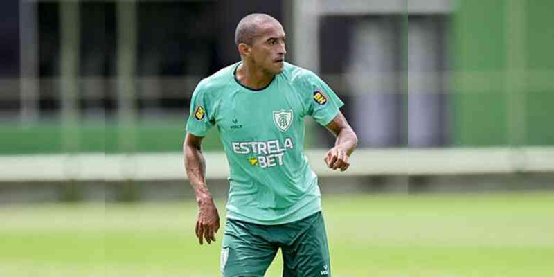 O lateral já havia sido afastado preventivamente no jogo contra o Red Bull Bragantino (Foto/Mourão Panda/América/Supersports)