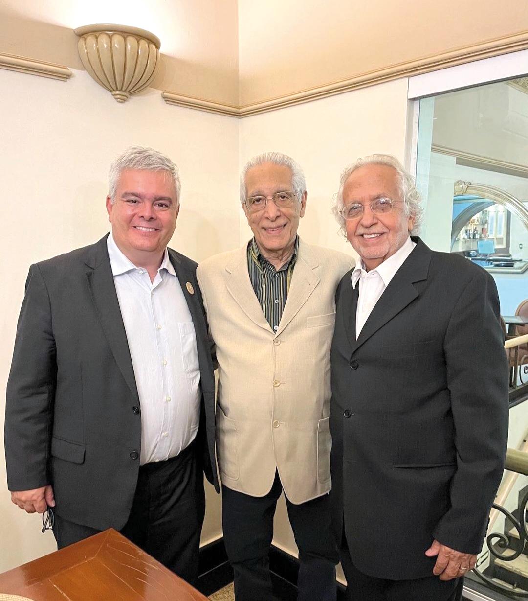 Grande momento da gestão de João Eurípedes Sabino como presidente da Academia de Letras do Triângulo Mineiro foi a vinda a Uberaba, para palestra de alto nível, do presidente da Academia Mineira de Letras, Rogério Tavares, e do embaixador Lauro Barbosa Moreira, também no Centro Cultural Cecília Palmério. (Foto/Reprodução)