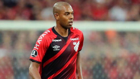 Aos 38 anos e jogando o fino da bola, Fernandinho deu a vitória ao Athetico (PR) ontem no Paraná (Foto/Heuler Andrey - Getty Imagens)