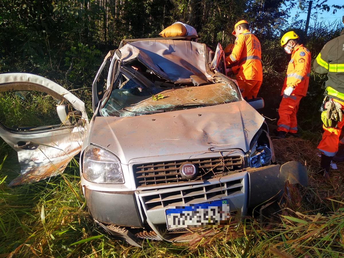 O motorista teria perdido o controle do veículo, saído da pista e capotado (Foto/Corpo de Bombeiros)