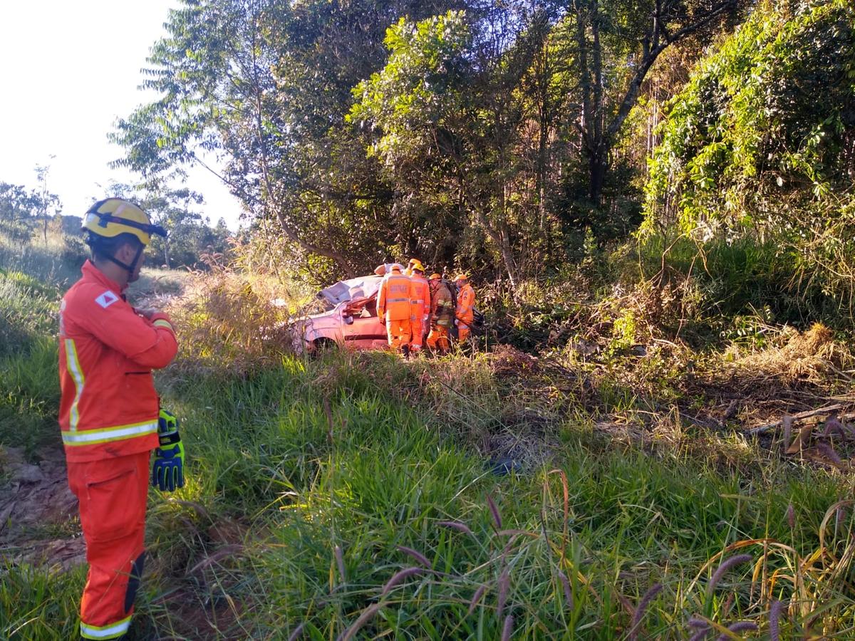 Após a capotagem, o Fiat Doblò saiu da pista e caiu em um barranco, de onde bombeiros retiraram as vítimas (Foto/Corpo de Bombeiros)