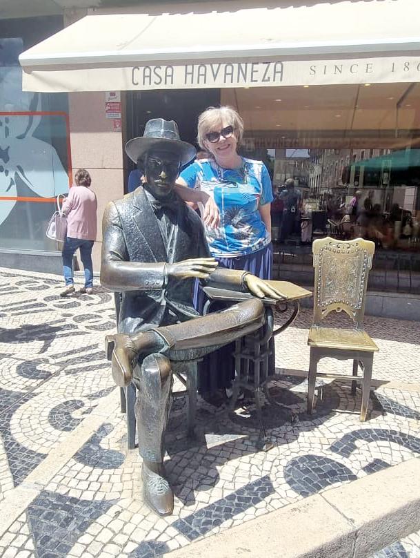 Em recente viagem pela Europa, a amiga Lélia Bruno aproveitou sua passagem por Lisboa para visitar a escultura em homenagem a Fernando Pessoa (Foto/Reprodução)