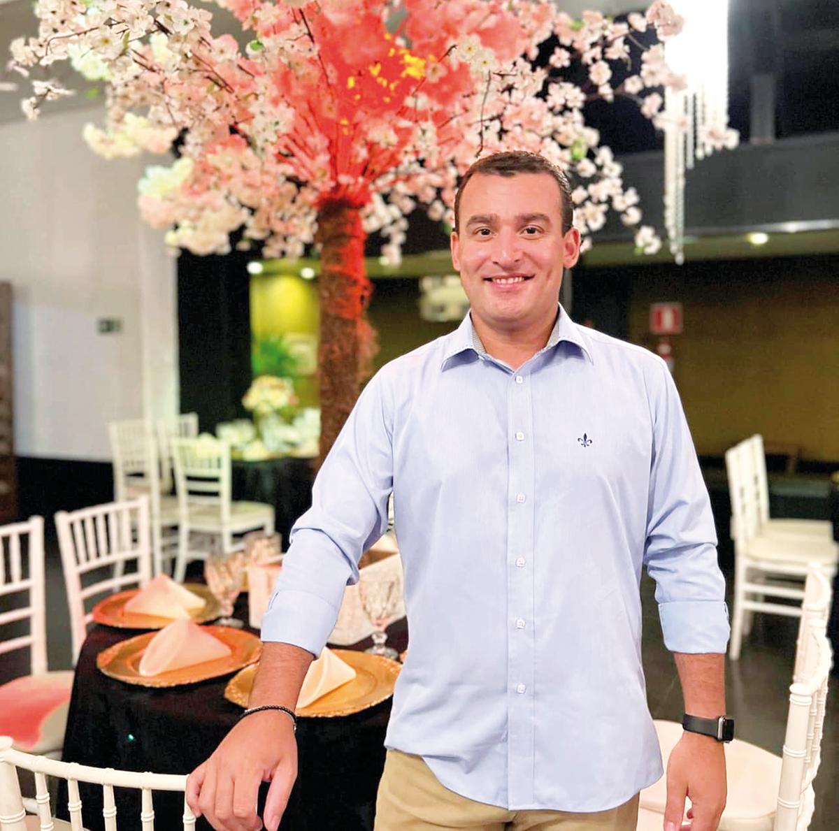 Sempre gentil e sorridente, o querido Alexandre Cury foi o festejando aniversariante de ontem. (Foto/Reprodução)