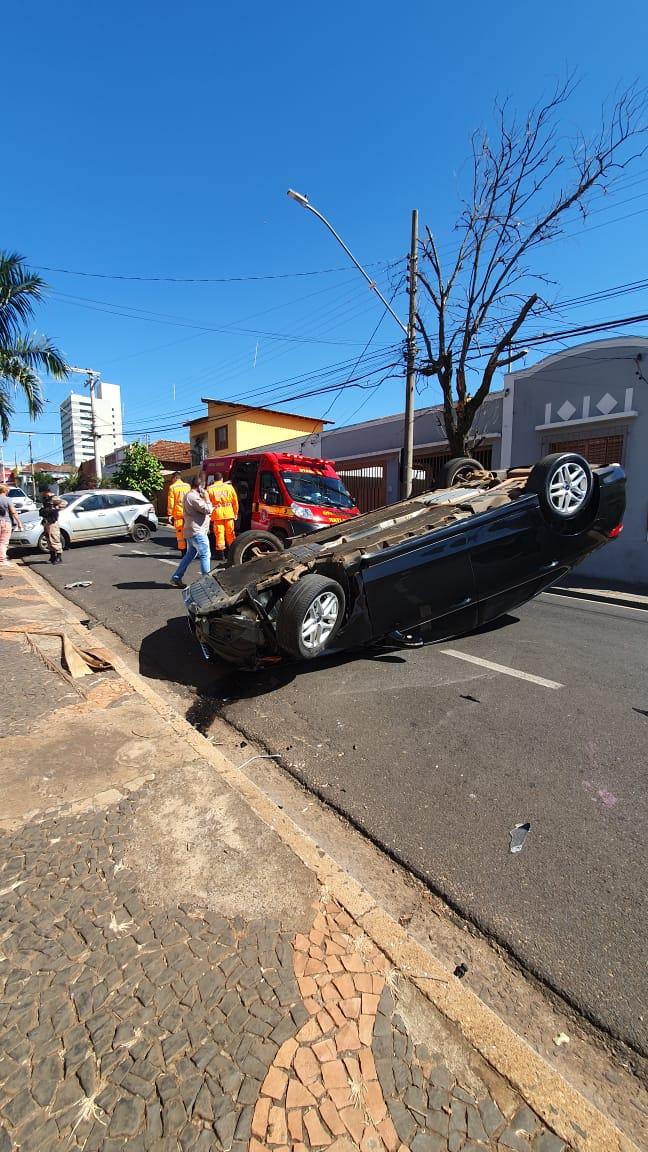 Acidente na avenida Conde Prados (Foto/JC Duran)