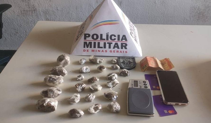 Maconha, celular e balança de precisão foram apreendidos na casa onde mora o suspeito de tráfico (Foto/Divulgação)