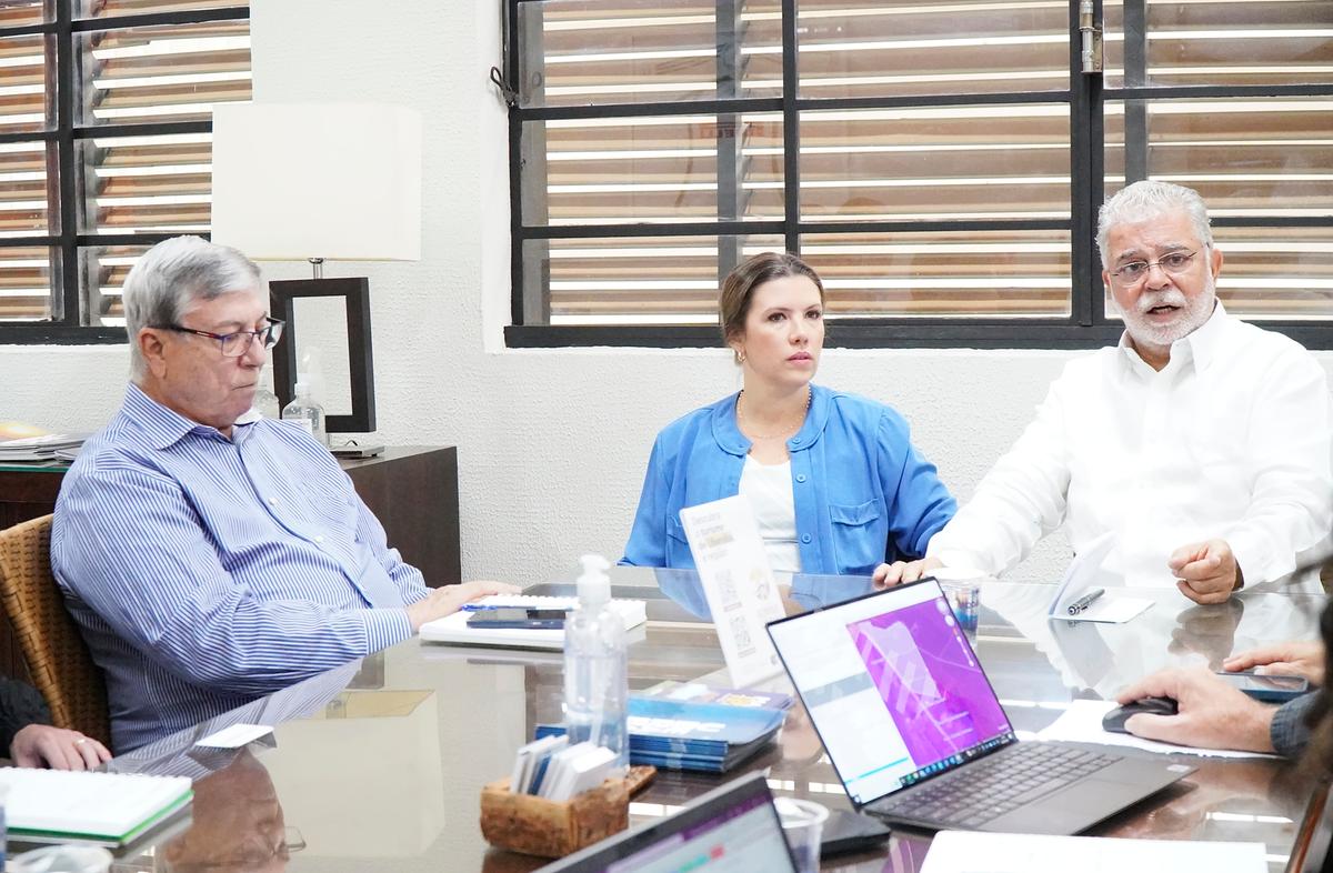 Ex-prefeito e ex-ministro Anderson Adauto se reuniu ontem na Prefeitura com a prefeita Elisa Araújo e o secretário de Desenvolvimento Econômico, Rui Ramos   (Foto/Divulgação)
