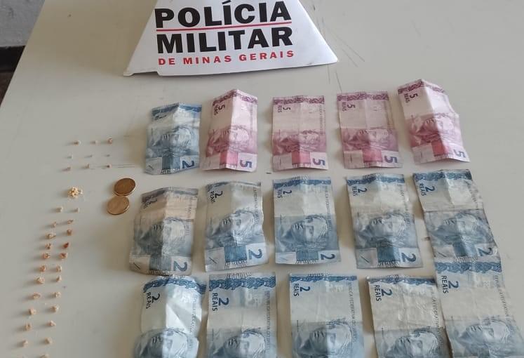 Pedras de crack e dinheiro localizados com as pessoas abordadas e detidas pela Polícia Militar no bairro Abadia (Foto/Divulgação)