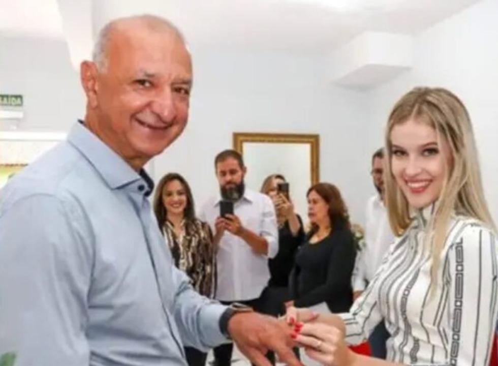 O assunto de casamento envolvendo menores ganhou destaque após o prefeito de Araucária, no Paraná, de 65 anos, casar-se com uma adolescente que acabara de completar 16 anos (Foto/Reprodução)