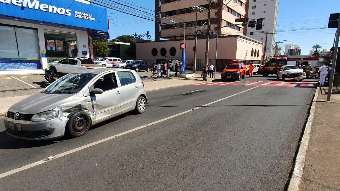 Os dois veículos ficaram com a frente danificada após a colisão ocorrida no cruzamento da Leopoldino com Barão de Ituberaba (Foto/JC Duran)