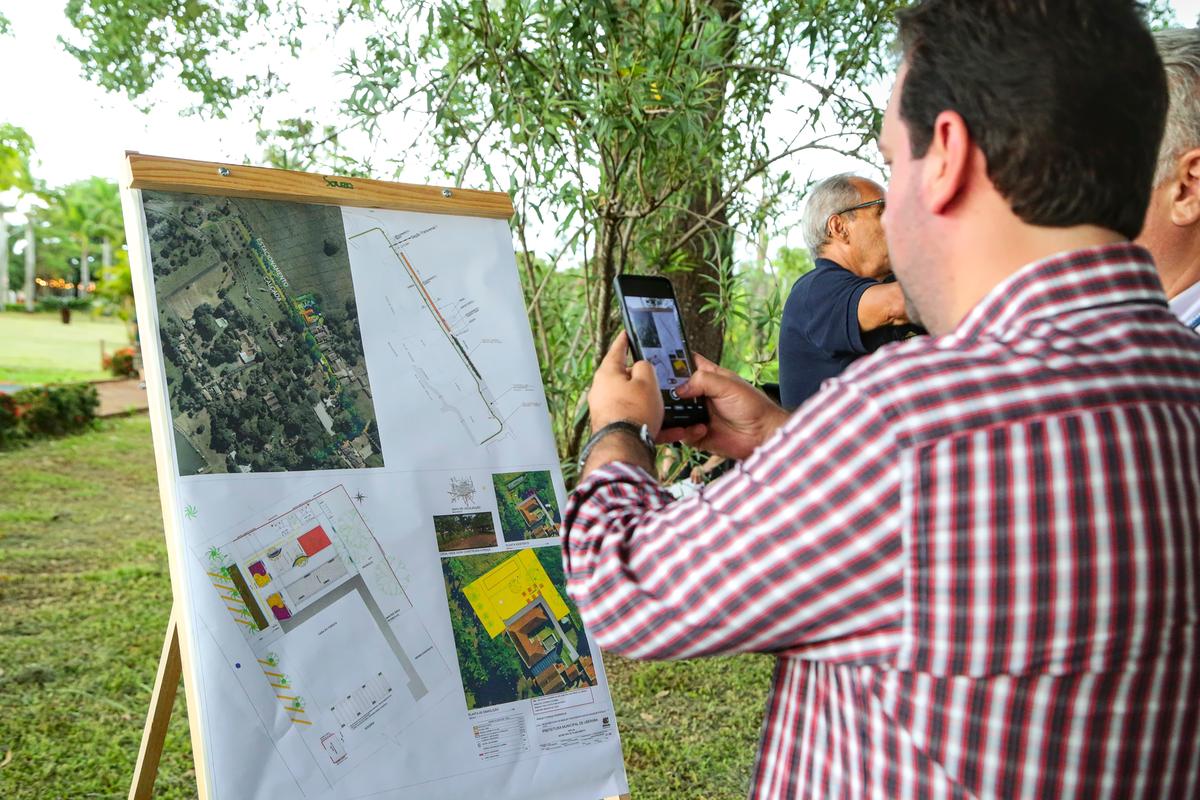 Projeto de revitalização de Peirópolis prevê praça ao lado da Casa do Turista, com playground, deck de madeira, paisagismo e bancos de madeira e foram incluídos academia e cercamento do estacionamento (Foto/Divulgação)