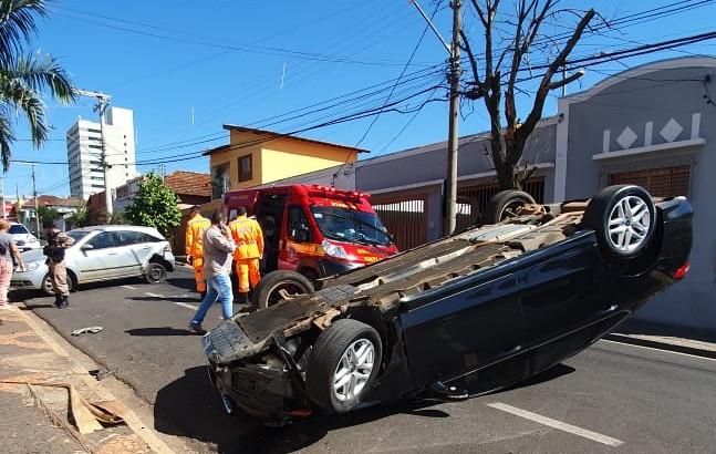 O carro ficou com as rodas para cima e a condutora precisou de atendimento médico-hospitalar (Foto/JC Duran)