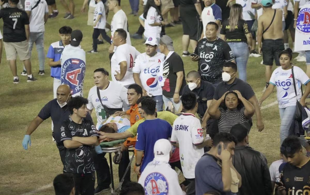 Confusão generalizada em jogo de futebol em El Salvador (Foto/Reprodução/Twitter)