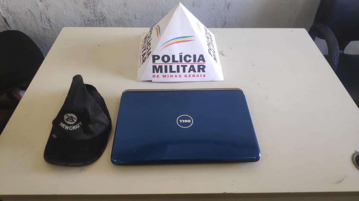 Notebook recuperado das mãos de um autor de furto especialista a entrar pelo telhado (Divulgação)