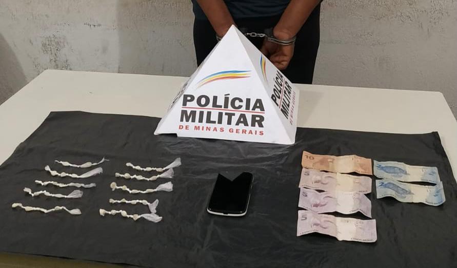 As pedras de crack estavam preparadas para a venda e com a suspeita foram encontrados dinheiro em notas trocadas e um telefone celular (Foto/Divulgação)