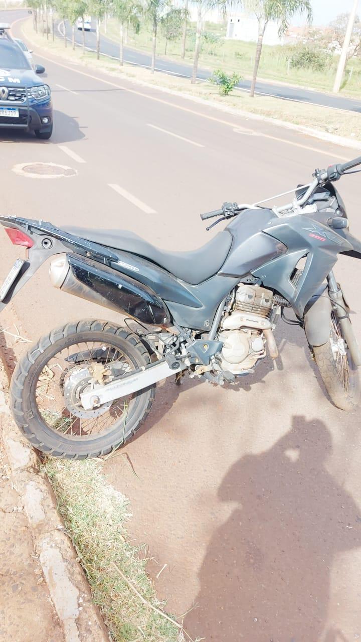 Guarda Civil Municipal apreendeu uma motocicleta que estava no meio do mato e sem registro de crime, avenida Niza Marques Guaritá (Divulgação)