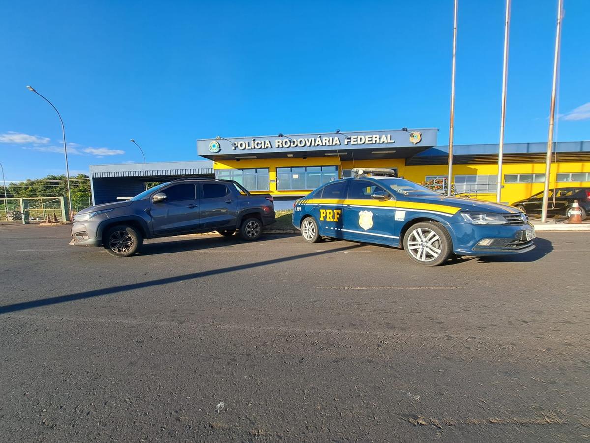 A Policia Rodoviária Federal prendeu um homem de 40 anos e recuperou uma picape Fiat Strada furtada em maio do ano passado em Belo Horizonte (Divulgação)