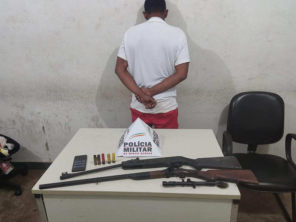 Policiais militares que averiguavam denuncia de tráfico de drogas em uma casa, rua Adail Gomes Ferreira, foram recebidos pelo suspeito empenhando uma cartucheira calibre 20 (Divulgação)