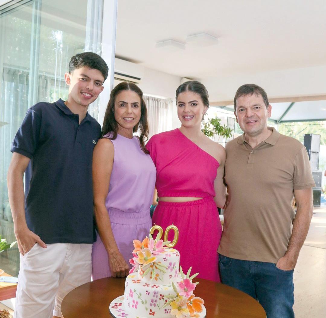 Bela Gabriela Barsan festejou seus lindos 20 anos no fim de semana, cercada por seus pais, Luciene e Luiz Gustavo Barsam, e pelo irmão Pedro. (Foto/Reprodução)