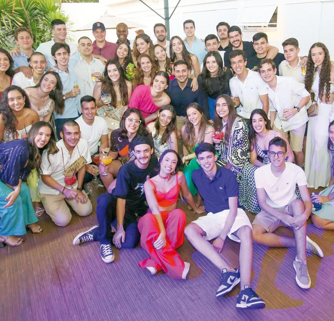 Elenco de primos e amigos de Gabi Barsam na energizada festa. (Foto/Reprodução)