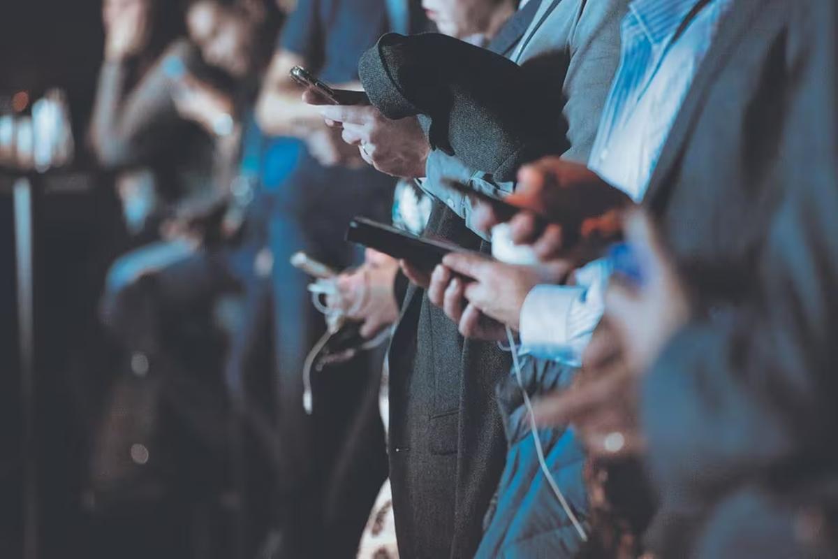 Uso excessivo de smartphone pode trazer diversas implicações para a saúde (Foto/Camilo Jimenez/Unsplash)