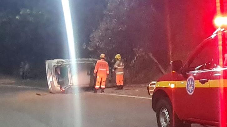 Após a capotagem, o carro parou de lado em uma das pistas da avenida Randolfo Borges Júnior, na madrugada de ontem (Foto/Divulgação)