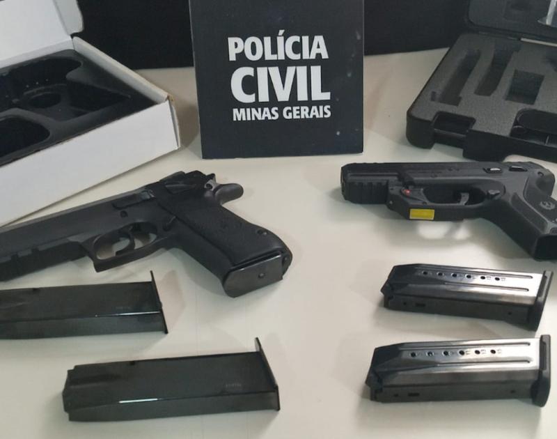 Duas armas de fogo com carregadores foram localizadas, mas a propriedade foi atribuída a outra pessoa, que também foi levada à delegacia (Foto/Divulgação/PCMG)