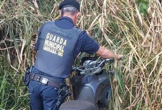 A motocicleta, sem queixa de furto/roubo, estava abandonada, faltando algumas peças, em mata próxima à Niza Guaritá (Foto//Divulgação)