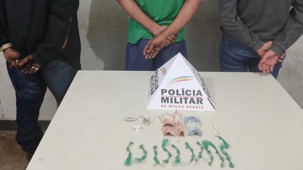 Pedras de crack, maconha, cocaína e dinheiro foram localizados na residência que seria ponto de venda de drogas no Chica Ferreira (Foto/Divulgação)