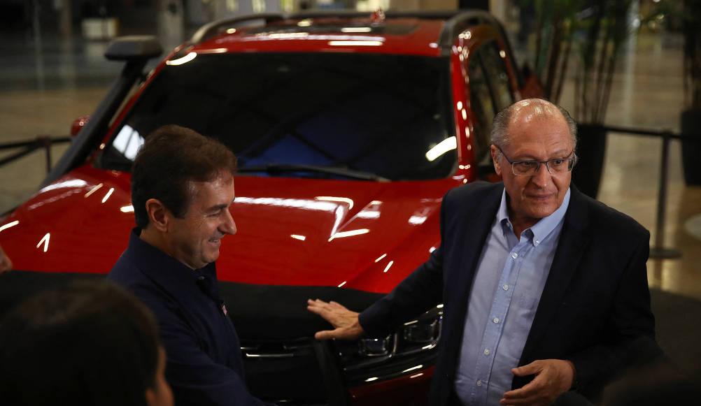 O vice-presidente e ministro do Desenvolvimento, Indústria, Comércio e Serviços, Geraldo Alckmin, durante visita a montadora (Foto/Carla Carniel/REUTERS)