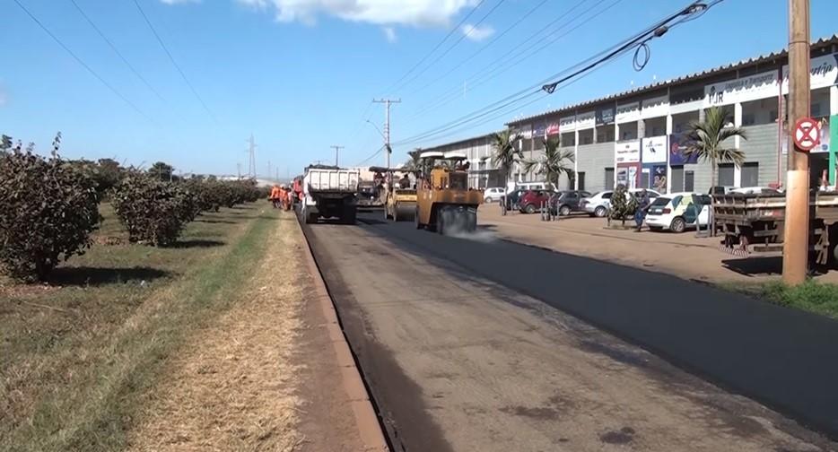 O serviço de recapeamento asfáltico avança no sentido Distrito Industrial 3 para Uberaba, com máquina e homens atuando  (Foto/Divulgação)