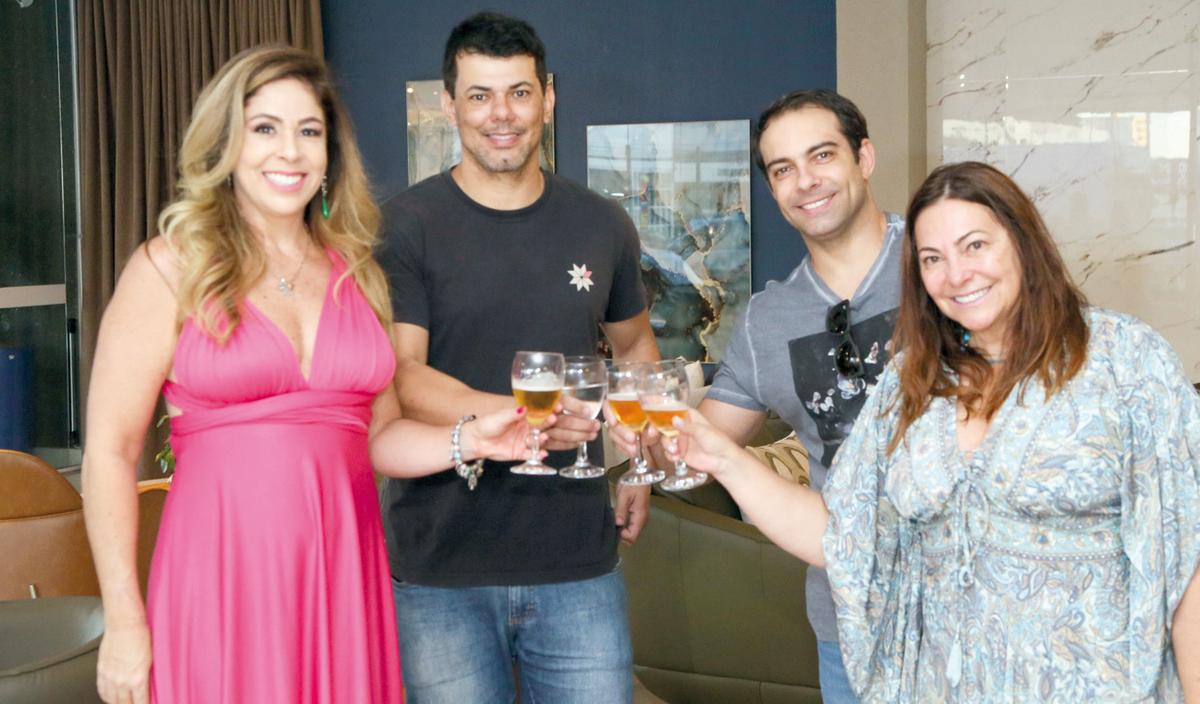 A artista, muito feliz ao celebrar mais uma exposição, com os amigos Wellington Oliveira, Eduardo Rodrigues e Silvana Sallum (Foto/Paulo Lúcio)