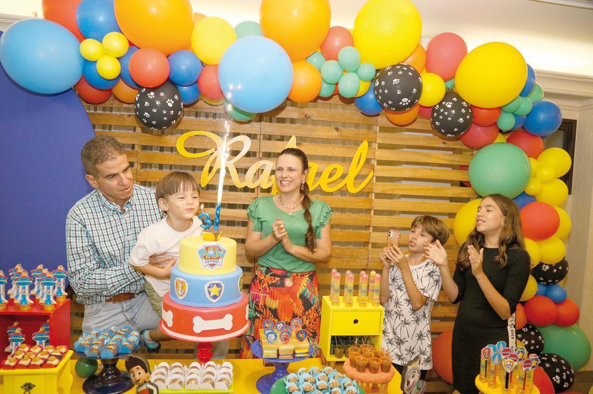 Carlos Eduardo Nassif e Fernanda Miziara com os filhos, Rafael, que comemorou 3 aninhos, Felipe e Valentina (Foto/Paulo Lúcio)