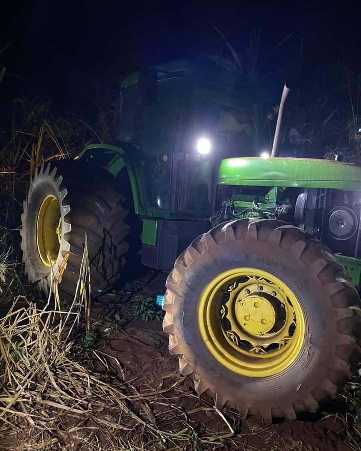 O trator estava em perfeito estado, apenas com a bateria descarregada, e foi removido para pátio credenciado do Detran (Foto/Divulgação)