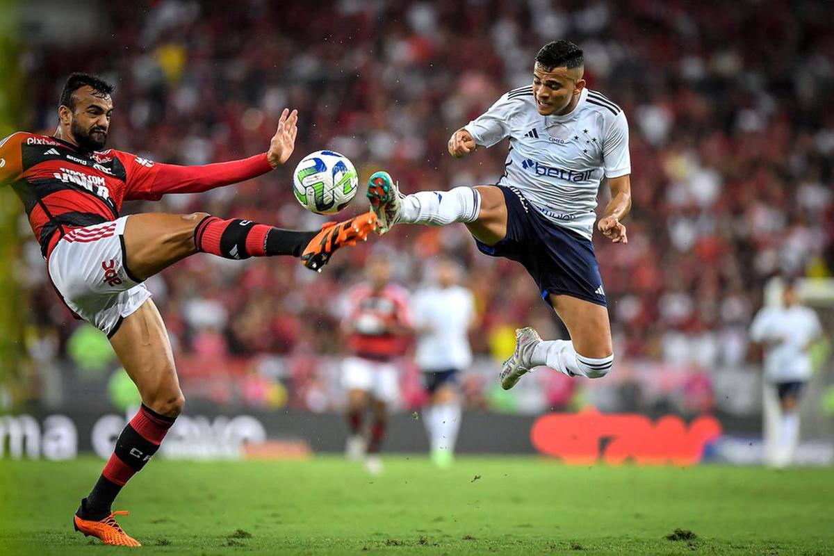 Bruno Rodrigues e Fabrício Bruno dividem a bola no jogão deste sábado (27), entre Flamengo e Cruzeiro, no Maracanã (Foto/Staff Images)