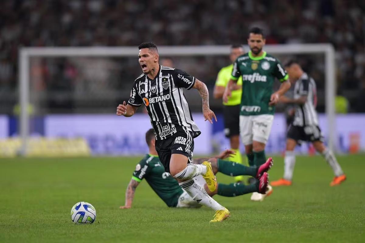 Paulinho teve poucas chances de deixar sua marca diante da forte defesa do Palmeiras, no Mineirão (Foto/Flávio Tavares/O Tempo)