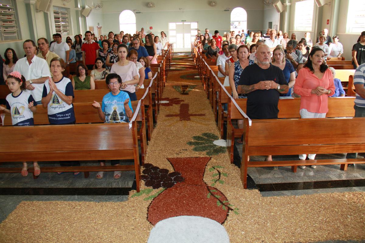 Tradicionais tapetes em missa de Corpus Christi, em Uberaba (Foto/Jairo Chagas - Arquivo JM)