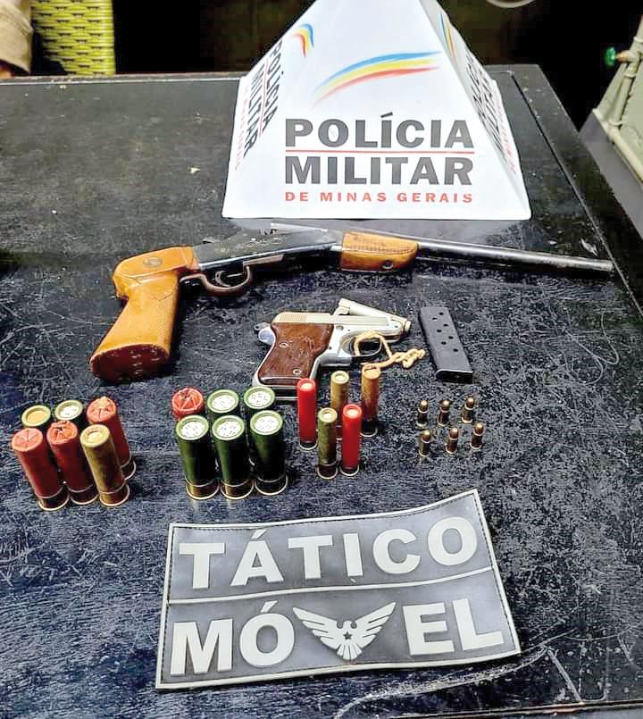 Armas e munições localizadas em duas casas do aposentado, sendo uma no Parque Bom Retiro, em Uberaba, e outra em Água Comprida (Foto/Divulgação)