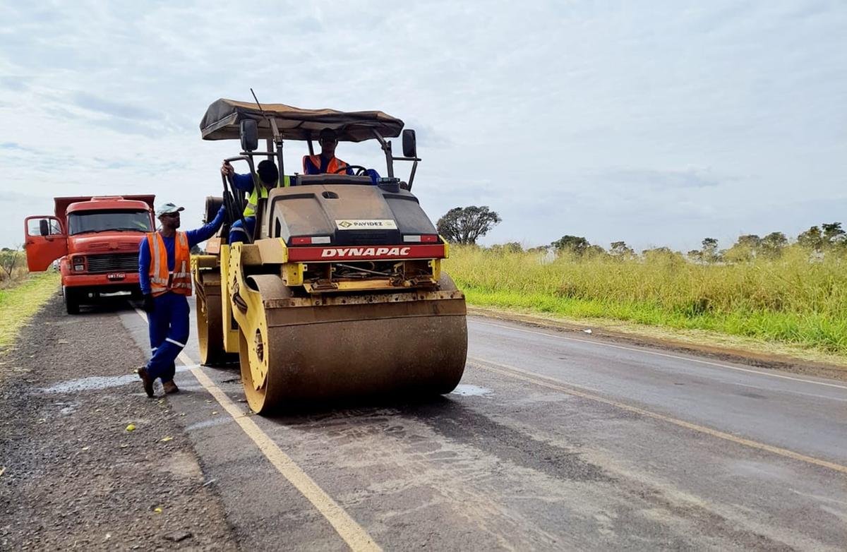 Equipe da concessionária atua na recuperação do asfalto da 427, entre Uberaba e Conceição das Alagoas  (Foto/Divulgação)