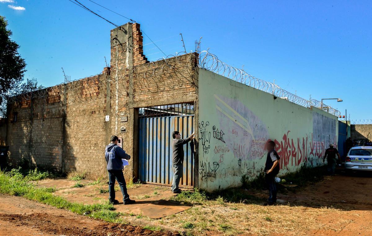 Agentes de posturas durante autuação (Imagem Ilustrativa) (Foto/Arquivo/Prefeitura de Uberaba)