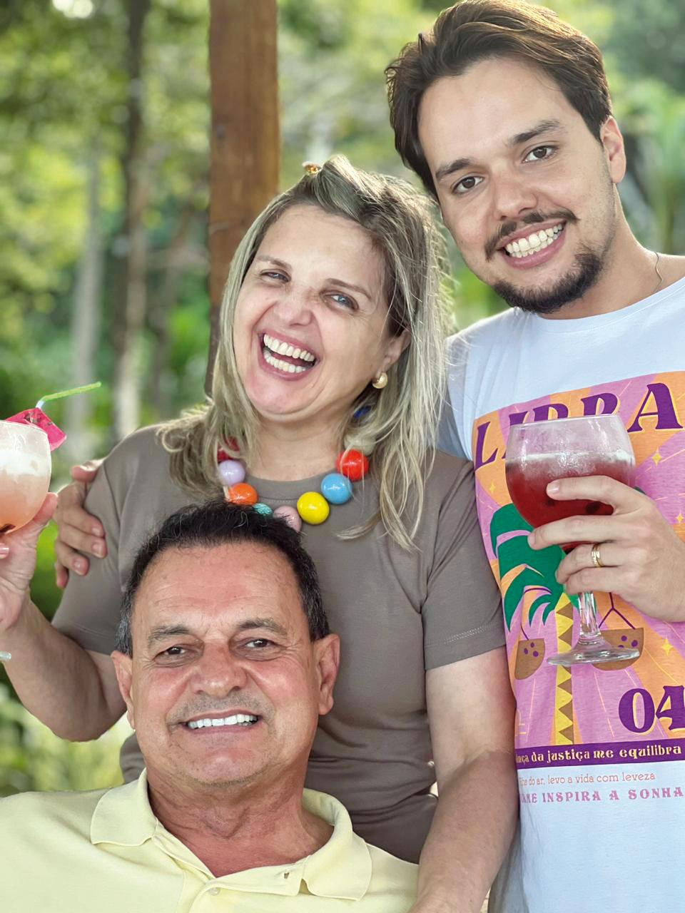Ex-senador Aelton Freitas e esposa Luciana estão comemorando neste mês 34 anos de casados, Na Foto, o casal e o filho Pedro, na praia do espelho na Bahia (Foto/Reprodução)