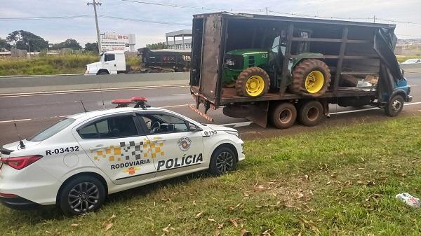 O caminhão foi interceptado em operação de rotina e a polícia paulista constatou se tratar de material roubado em fazenda de Uberaba (Foto/Divulgação)