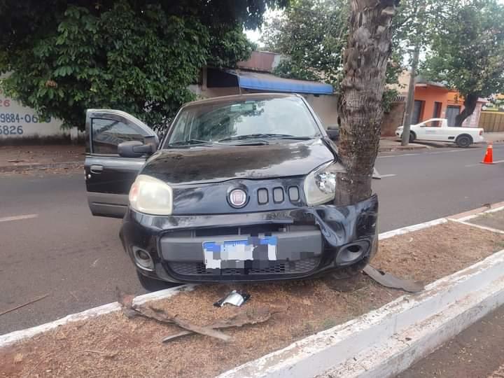 Motorista de 64 anos sofre mal súbito e bate em coqueiro no canteiro central na avenida Doutor Fernando Costa, bairro São Benedito, sentido bairro-Centro (Foto/Divulgação)