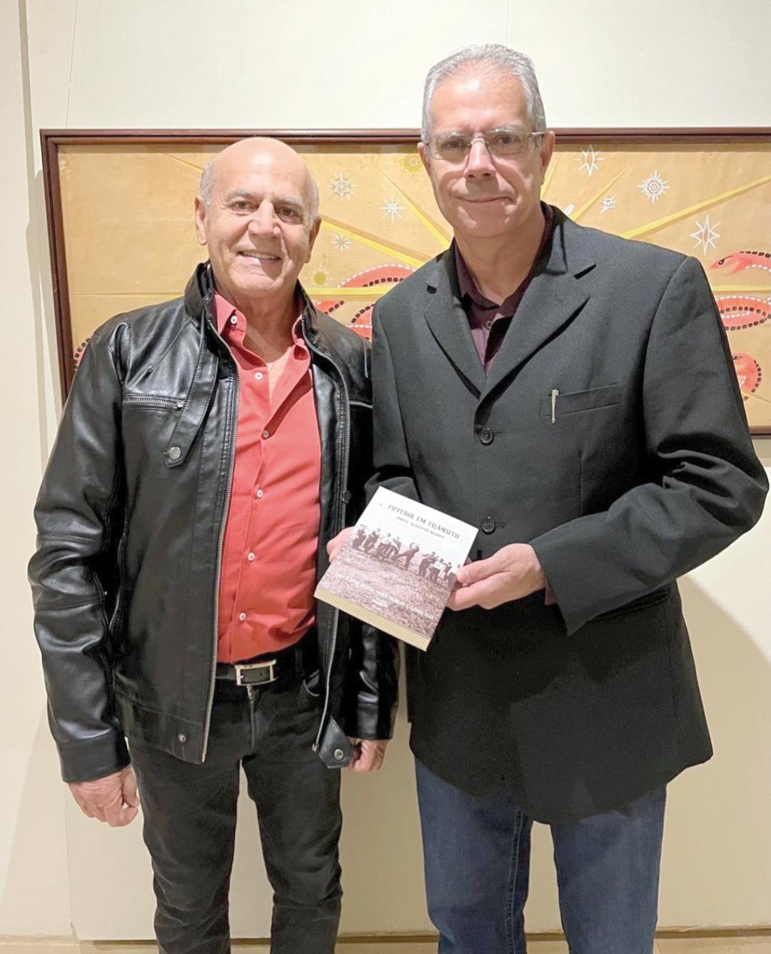 Jorge Alberto com o apresentador da cerimônia de lançamento, jornalista Julio César de Oliveira (Foto/Reprodução)