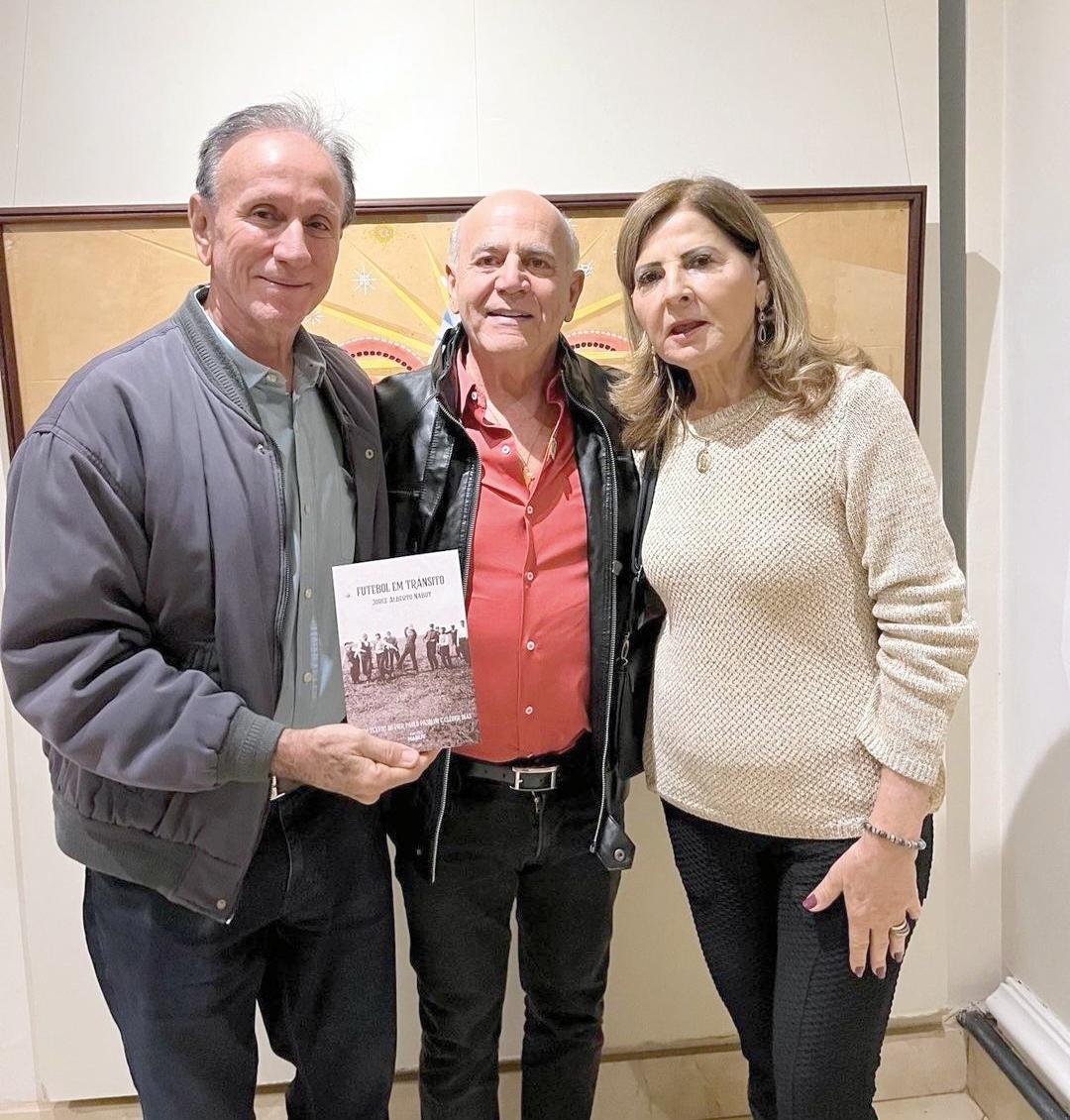 O autor autografou também para o casal Heloisa e Paulo Piau (Foto/Reprodução)