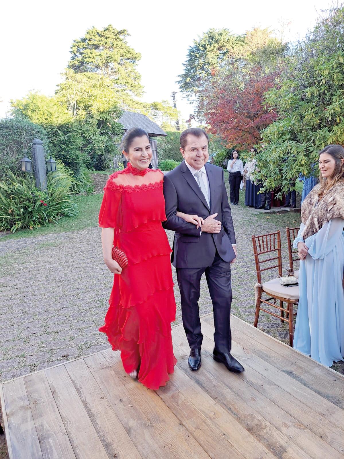 Os pais da noiva, Flora Bisinotto e José Martins, felizes e muito elegantes (Foto/Reprodução)