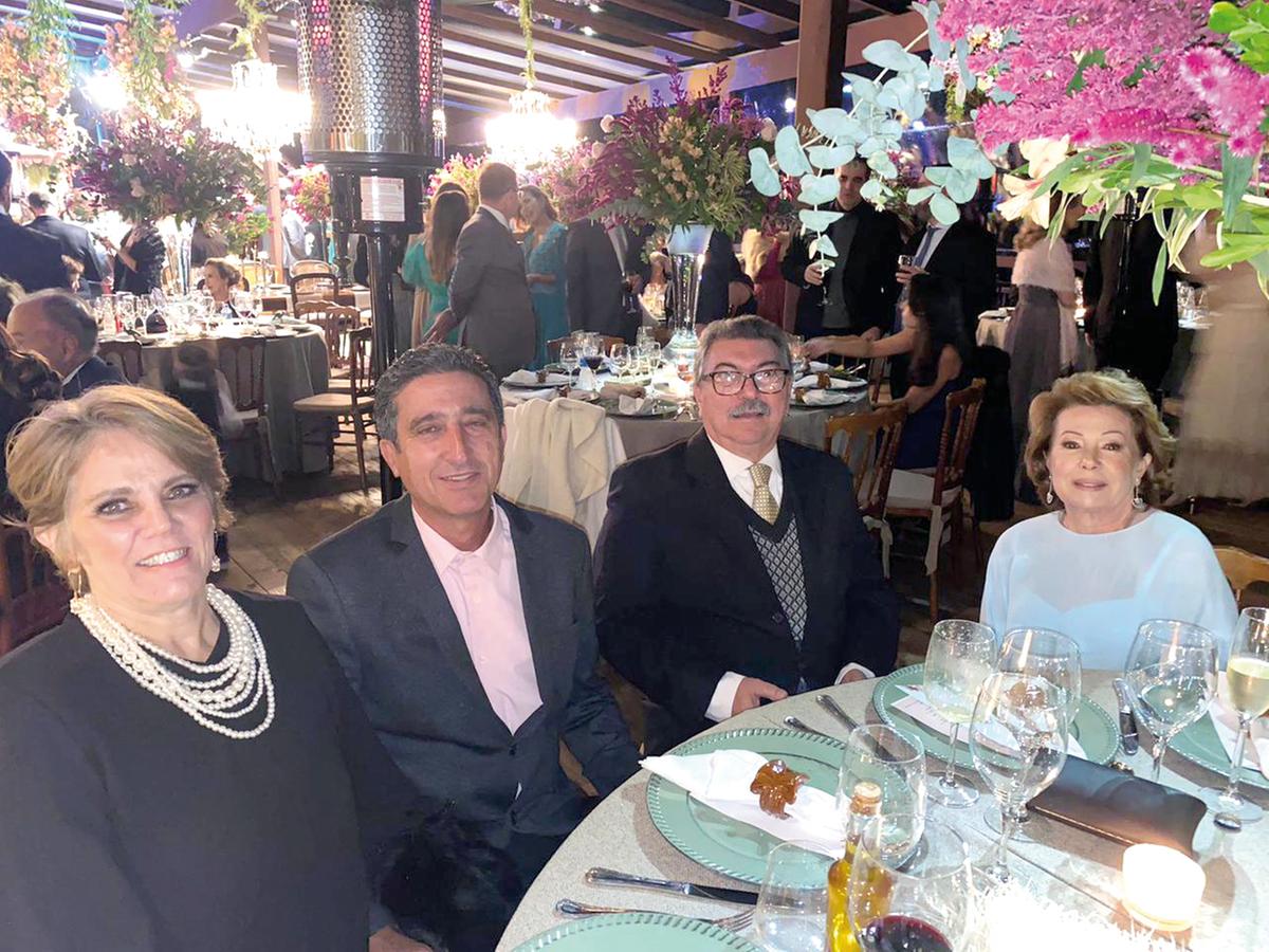 Jannice, Carlos Castanheira e o casal de médicos Tânia e José Carlos Abud, marcaram presença no casamento chic de Laura e Anderson em Campos do Jordão (Foto/Reprodução)